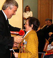 Юбилейную медаль ветерану Великой Отечественной войны Валентине Такшеевой вручает депутат городской Думы Владимир Столяров