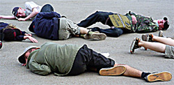 Отрадный. Радикальные экологи изображают смерть от удушья на пустынной городской площади, перед зданием администрации