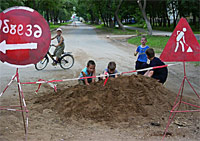 Дети с удовольствием провели летние каникулы в импровизированной «песочнице» на улице Советской в Отрадном