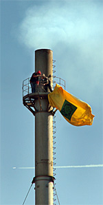 Отрадный, «Борцы за радугу» одевают палаку на трубу завода «ТД Реметалл-С», 26 августа 2005г.