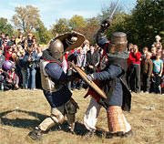 Бой двух рыцарей показали парни из самарского клуба «Железный век» Кирилл Соболев (слева) и Михаил Миронов (справа)