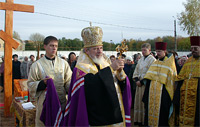 Освящение первоначального места строительства храма в честь великомученика Георгия Победоносца архиепископом Самарским и Сызранским Сергием в октябре 2002­го года