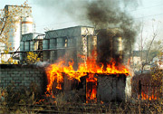 17 октября около 11-ти утра в Промзоне, напротив оптового склада «Копейки», загорелись два бесхозных сарая