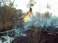Так выглядел участок трубопровода утром 17 октября, а бензовоз продолжал гореть ещё долго