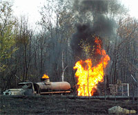 На месте происшествия был обнаружен горящий бензовоз, пламя охватило и участок трубопровода. 17 октября, 10.50