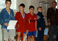 Первое место в категории до 35 кг занял Кинель­Черкасский борец Алексей Шемонаев (второй слева)