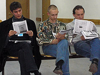 Эксперты Олег Вейс, Александр Гуськов и Андрей Косарев (слева направо) оценивают свежие номера газет